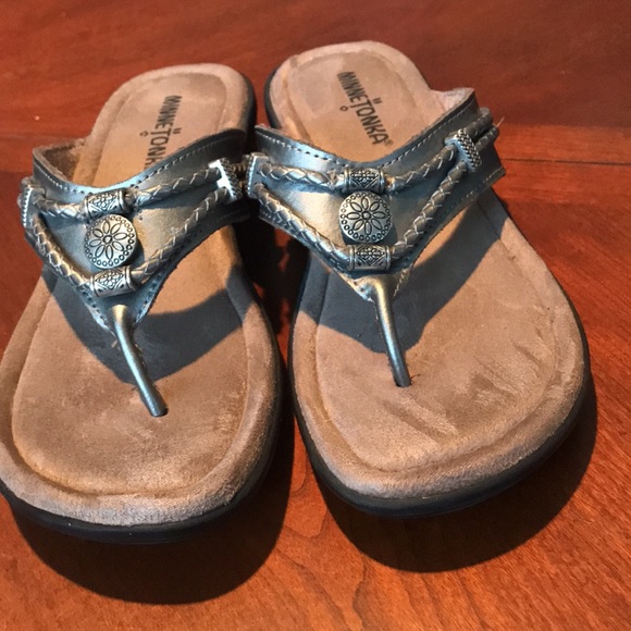Minnetonka gray metallic leather thong sandals shoes size 6M - Picture 4 of 12